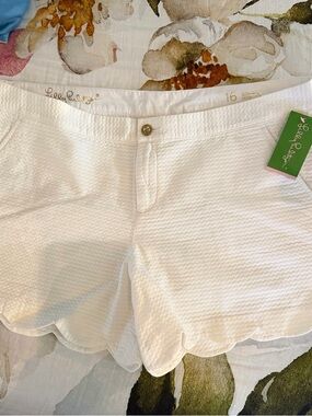 Lilly Pulitzer White Scalloped Hem Buttercup Shorts w/ 5” Inseam